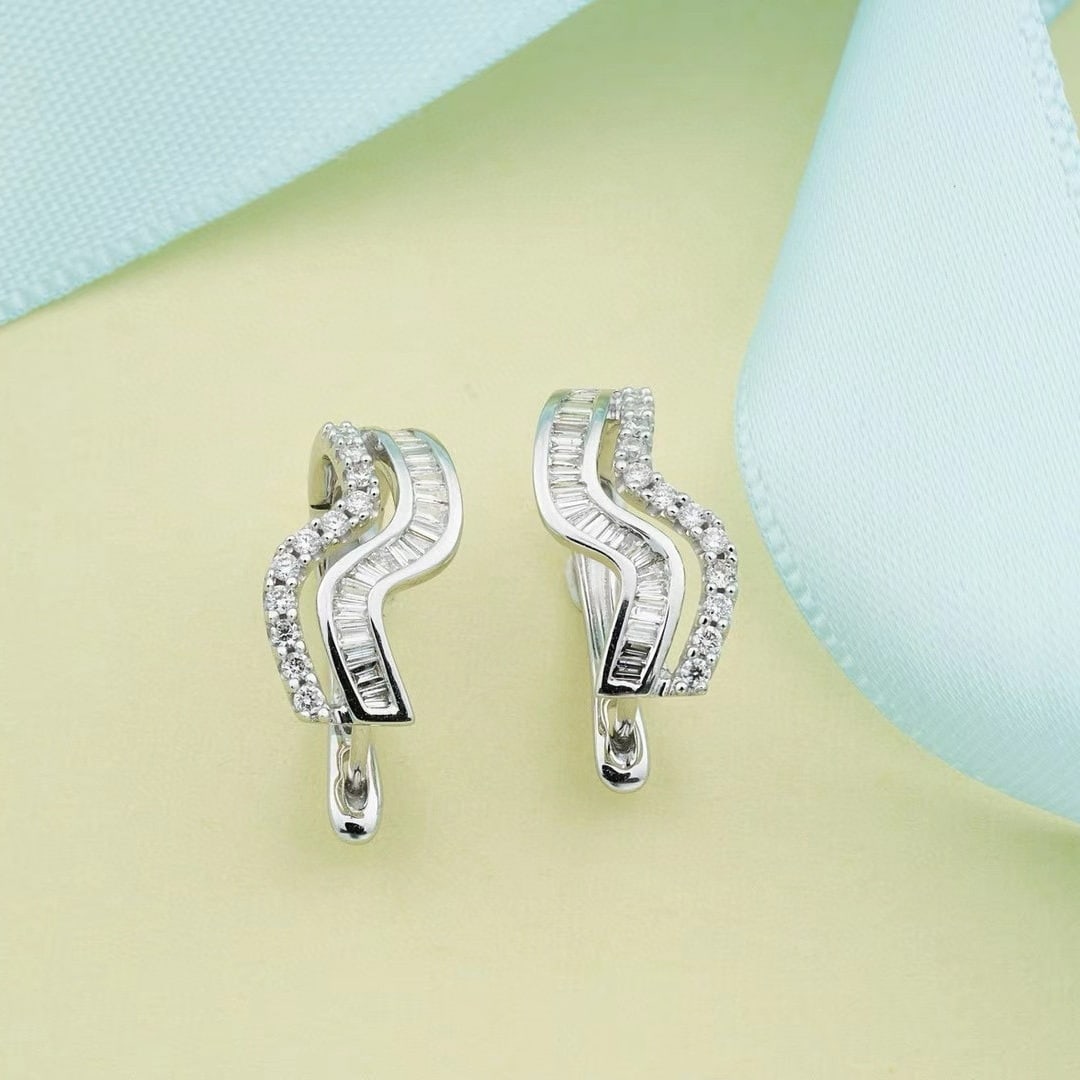14k Gold 0.42 Ctw Natural H Diamond Earrings: Ref:230996324 // gold content:14k gold // main gemstone:diamond // shape:baguette // carat weight:0. 22ct // clarity grade:vs-si // color:h // treatment:natural // // adjacent gemstone 2 : diamond // 