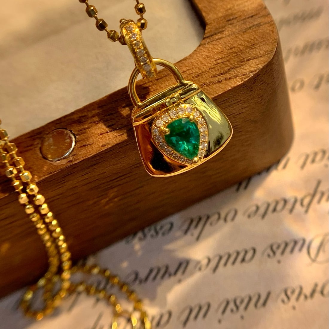14k Gold 0.4 Ct Vivid Green Natural Emerald & Diamond Pendant( Without Chain ): Ref:230996328 // gold content:14k gold // main gemstone:emerald // shape:pear // carat weight:0. 4ct // color:vivid green // treatment:natural // // adjacent gemstone 2 : diamond // number of stones:2