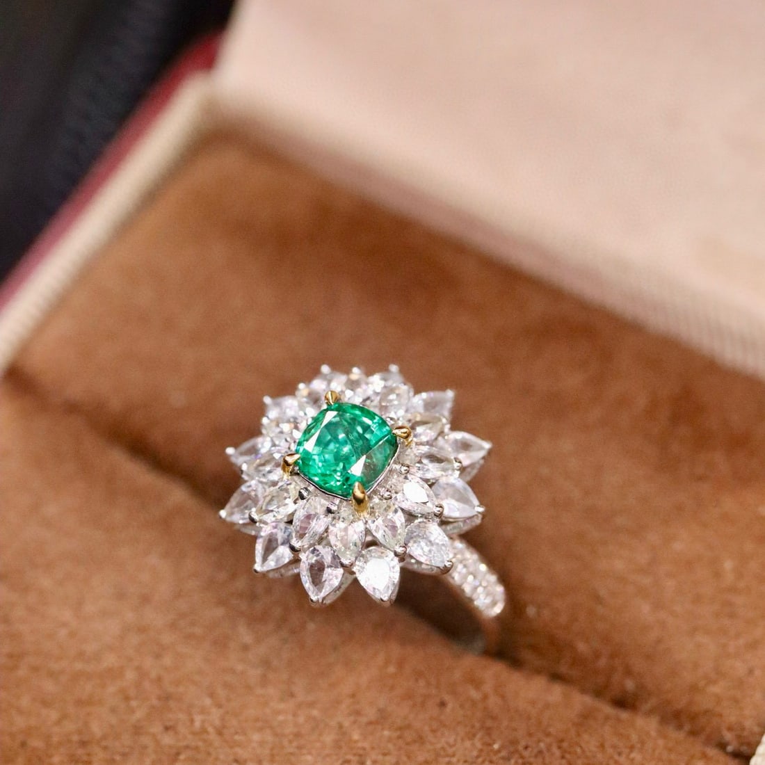 14k Gold 0.77 Ctw Vivid Green Natural Emerald & Diamond Ring - 2