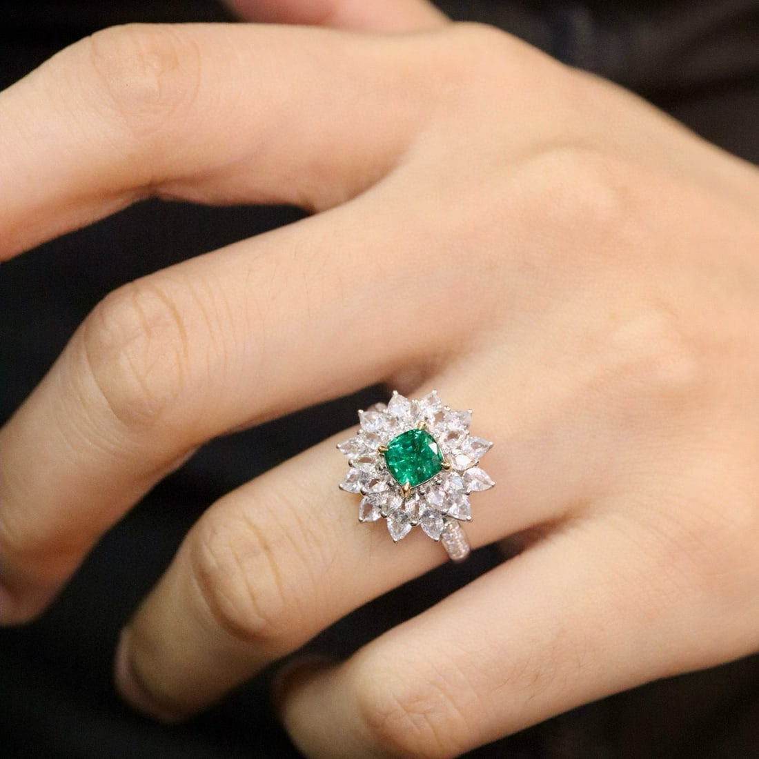 14k Gold 0.77 Ctw Vivid Green Natural Emerald & Diamond Ring - 3