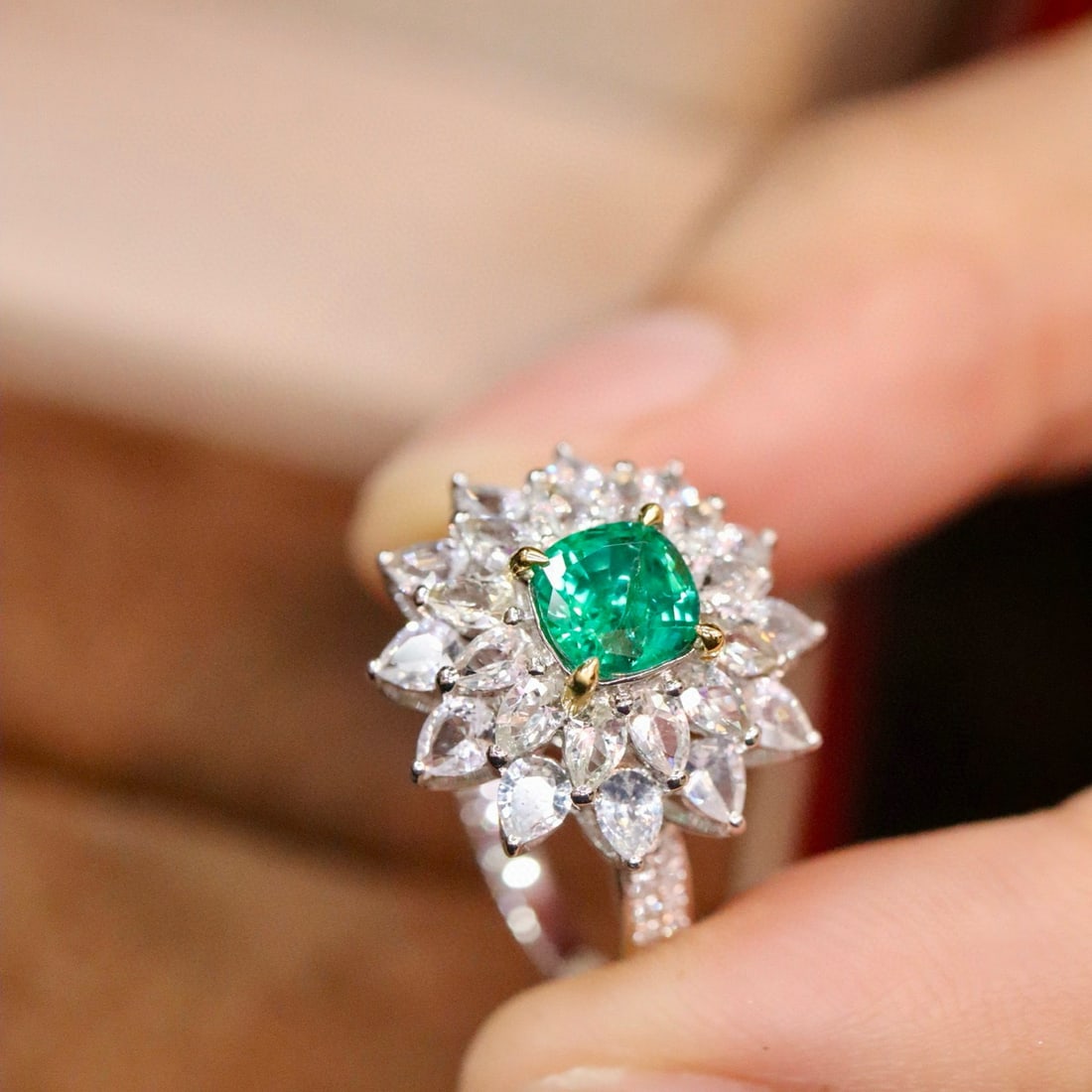 14k Gold 0.77 Ctw Vivid Green Natural Emerald & Diamond Ring - 5