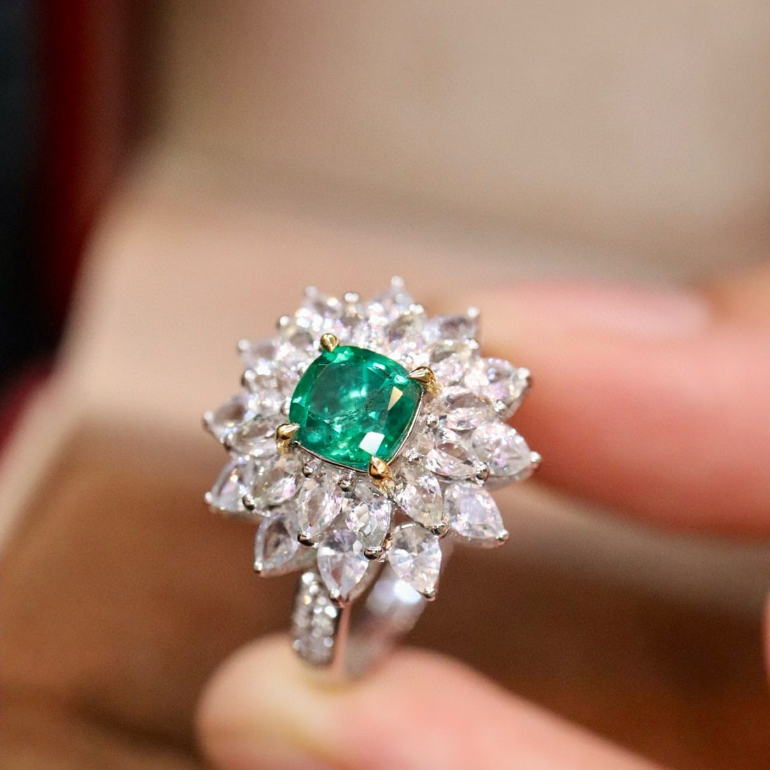 14k Gold 0.77 Ctw Vivid Green Natural Emerald & Diamond Ring - 6