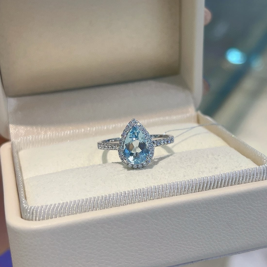 14k Gold 1.39 Ctw Natural Aquamarine & Diamond Ring: Ref:230996349 // gold content:14k gold // ring size:7. 25us // // main gemstone:aquamarine // shape:pear // carat weight:1. 11ct // color:santa maria color // treatment:natural // // adjacent gemstone