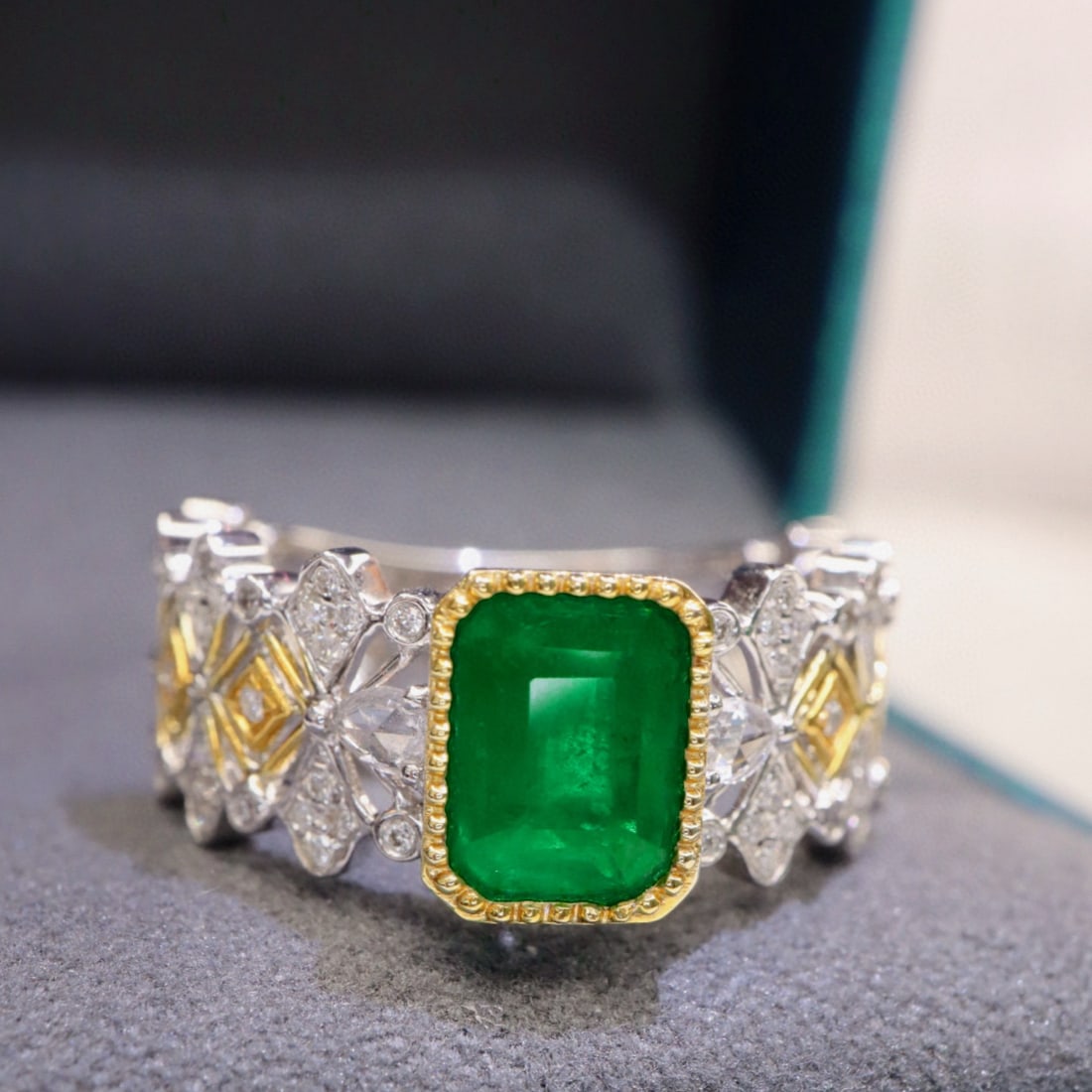 14k Gold 1.37 Ctw Vivid Green Natural Emerald & Diamond Ring - 2