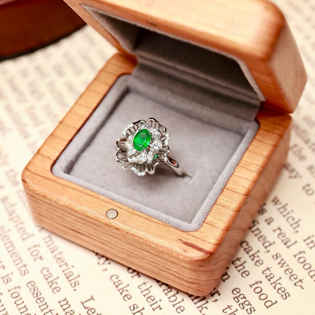 14k Gold 0.75 Ctw Vivid Green Natural Emerald & Diamond Ring - 2