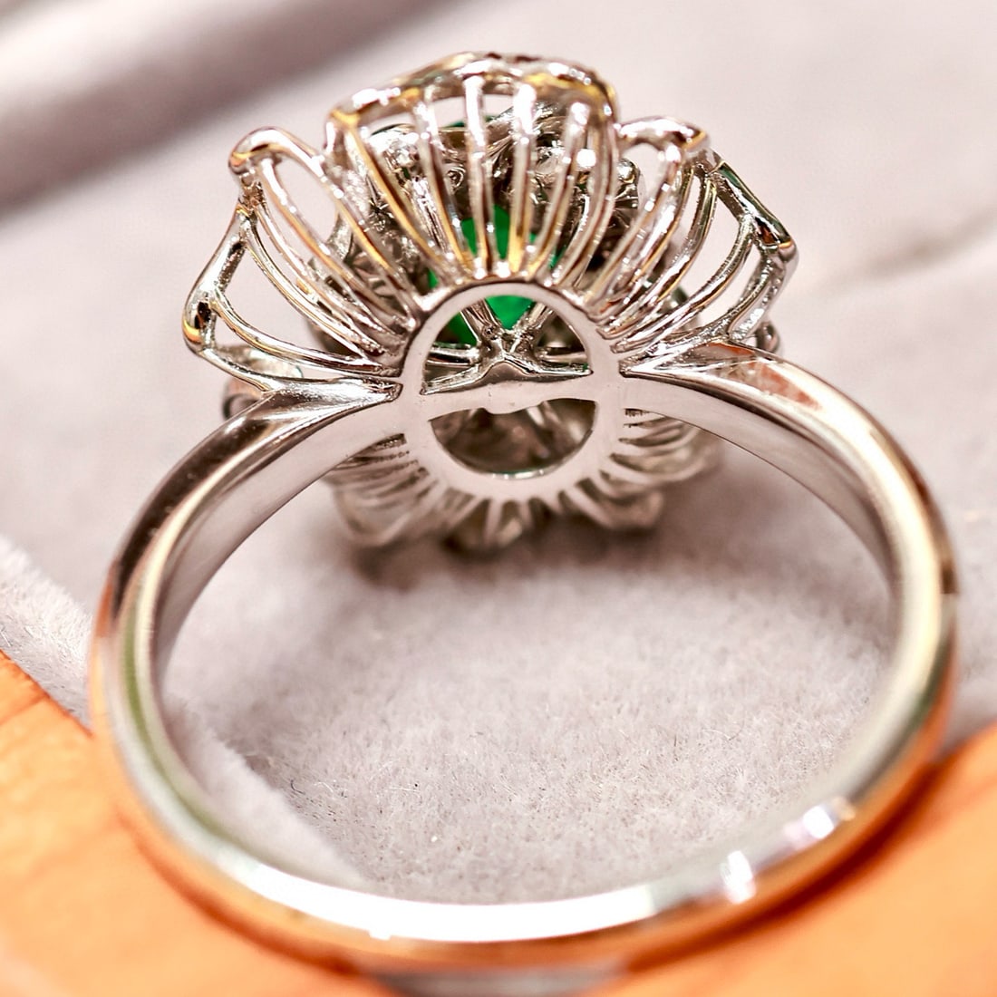 14k Gold 0.75 Ctw Vivid Green Natural Emerald & Diamond Ring - 4