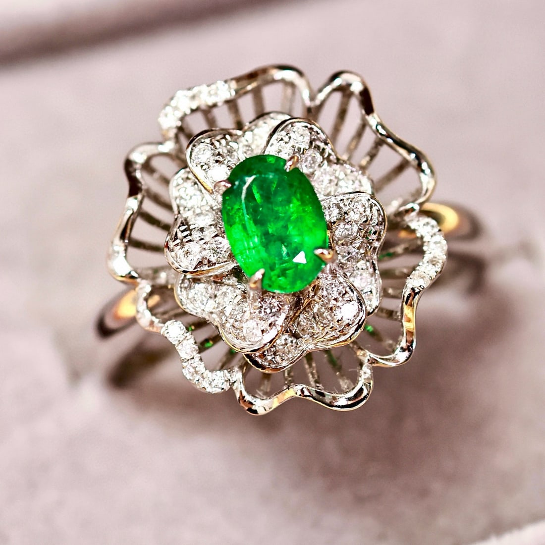 14k Gold 0.75 Ctw Vivid Green Natural Emerald & Diamond Ring - 5