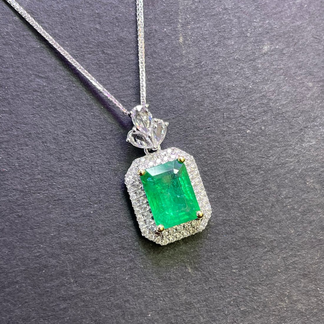 14k Gold 1.77 Ct Vivid Green Natural Emerald & Diamond & Sapphire Pendant( Without Chain ): Ref:230996354 // gold content:14k gold // main gemstone:emerald // shape:octagonal // carat weight:1. 77ct // color:vivid green // treatment:natural // // adjacent gemstone 2 : diamond // number of