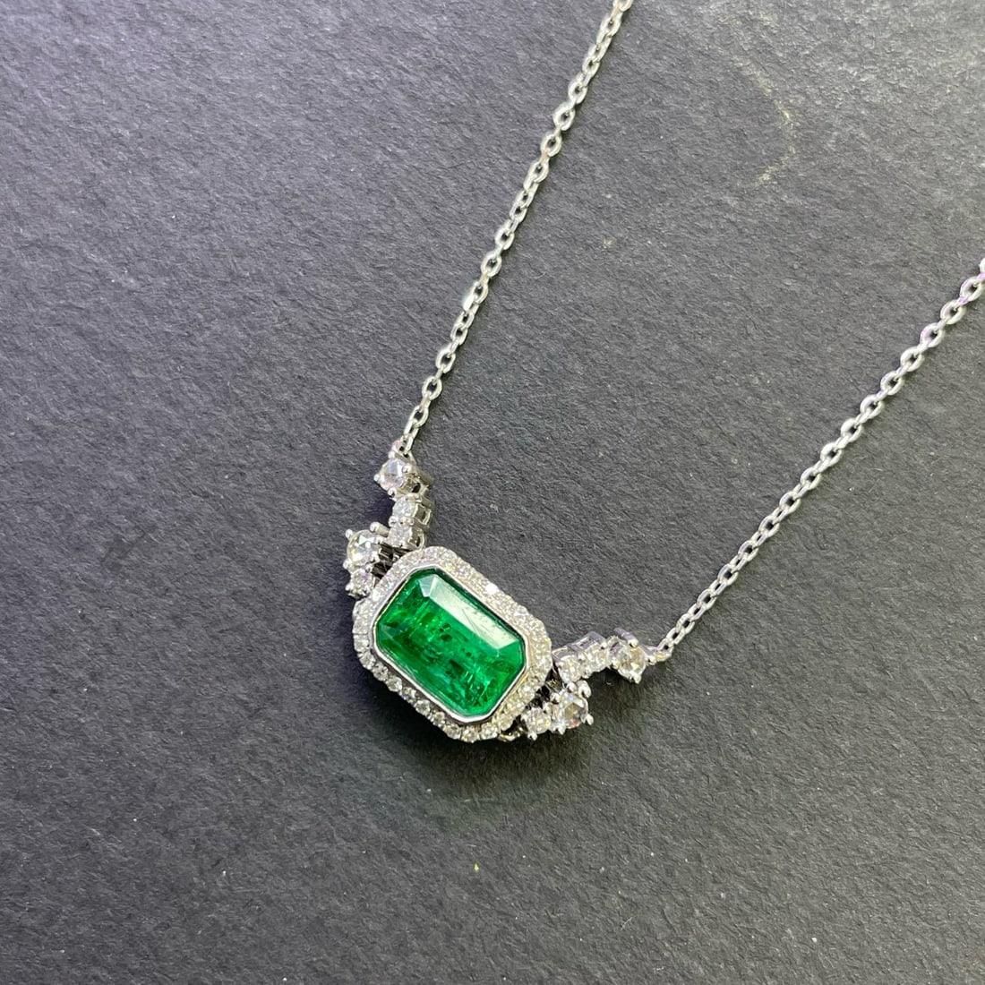 14k Gold 1.1 Ct Vivid Green Natural Emerald & Diamond Necklace - 3