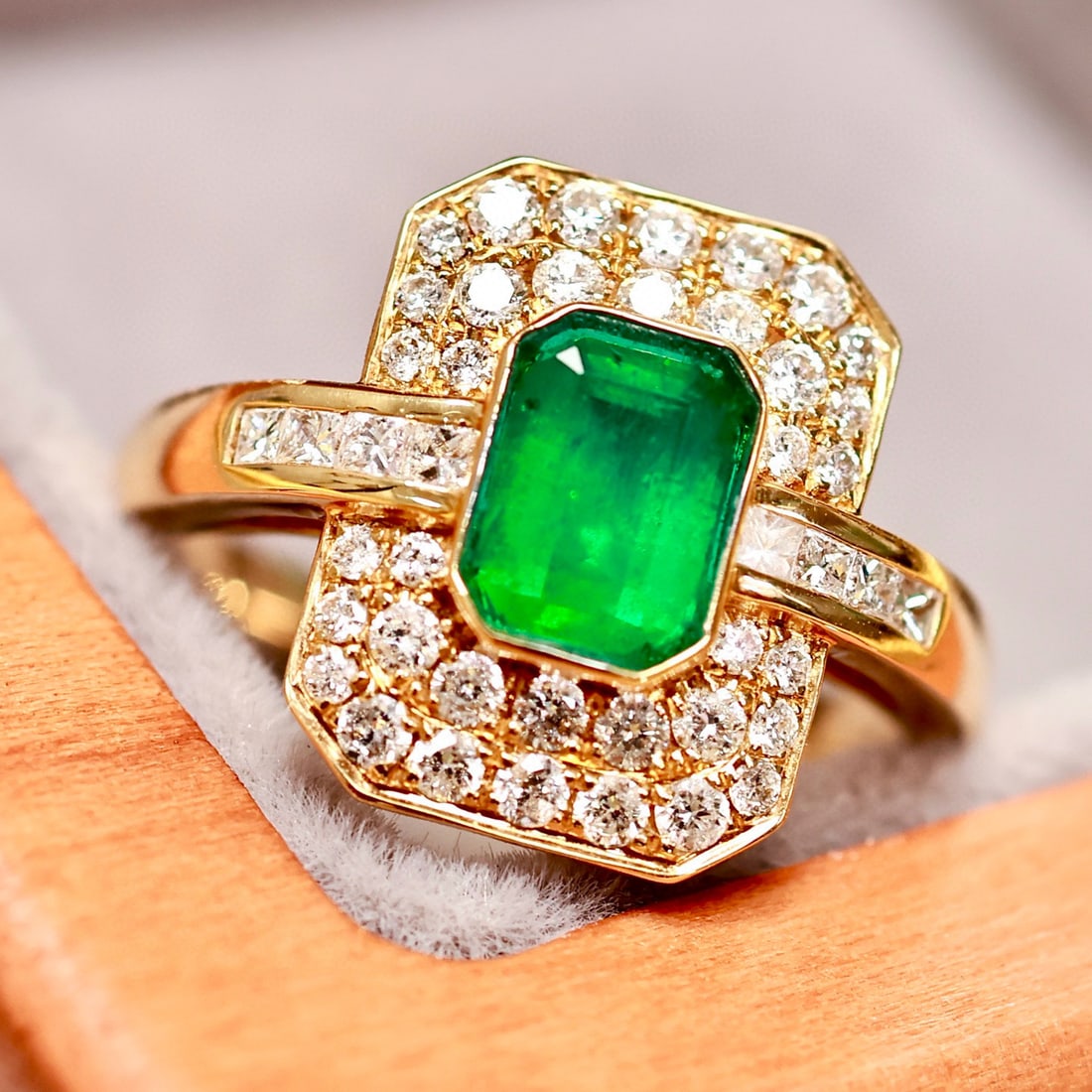14k Gold 1.33 Ctw Vivid Green Natural Emerald & Diamond Ring - 2