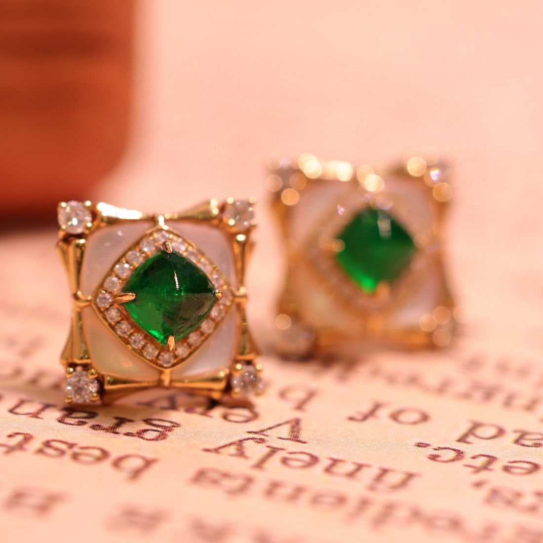 14k Gold 1.27 Ctw Vivid Green Natural Emerald & Diamond Earrings: Ref:230996367 // gold content:14k gold // main gemstone:emerald // shape:suger-loaf // carat weight:1. 0ct // color:vivid green // treatment:natural // // adjacent gemstone 2 : diamond // shape:round