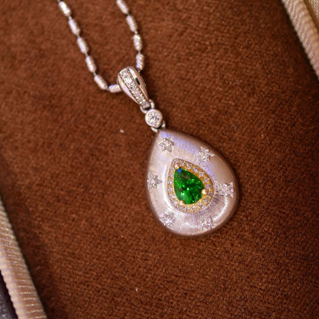 14k Gold 0.53 Ctw Vivid Green Natural Tsavorite & Diamond Pendant( Without Chain ): Ref:230996371 // gold content:14k gold // main gemstone:tsavorite // shape:pear // carat weight:0. 40ct // color:vivid green // treatment:natural // // adjacent gemstone 2 : diamond // shape:round //