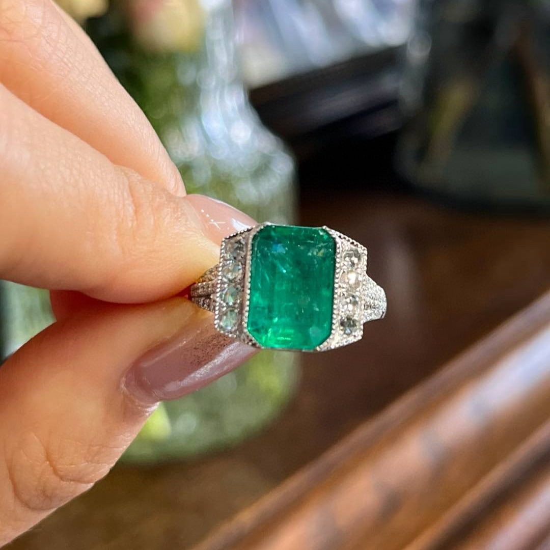 14k Gold 4.35 Ctw Vivid Green Natural Emerald & Diamond Ring - 3