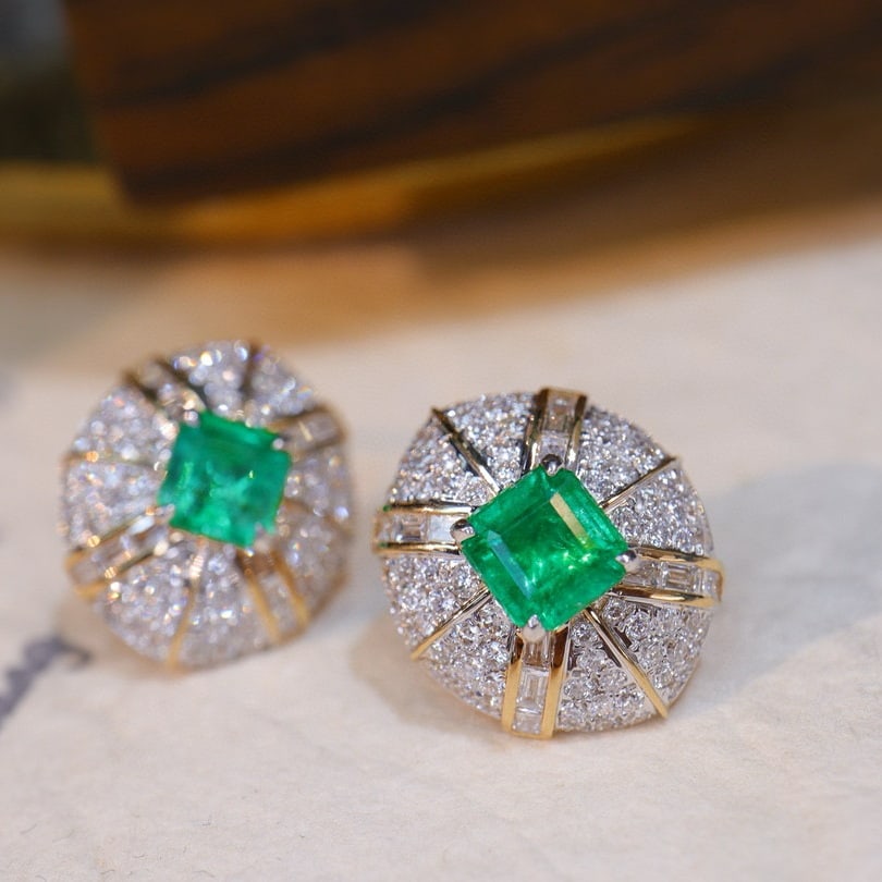 14k Gold 1.18 Ct Vivid Green Natural Emerald & Diamond Earrings: Ref:230996383 // gold content:14k gold // main gemstone:emerald // shape:octagonal // carat weight:1. 18ct // color:vivid green // treatment:natural // // adjacent gemstone 2 : diamond // shape:round 