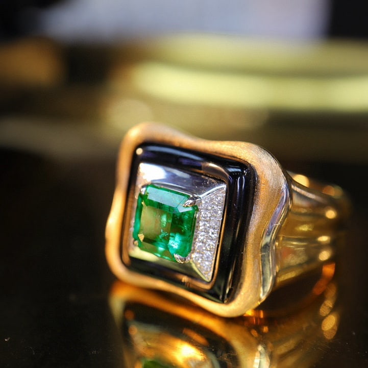 14k Gold 0.98 Ctw Vivid Green Natural Emerald & Diamond Ring: Ref:230996384 // gold content:14k gold // ring size:7. 25us // // main gemstone:emerald // shape:octagonal // carat weight:0. 90ct // color:vivid green // treatment:natural // // adjacent gemstone 2 :