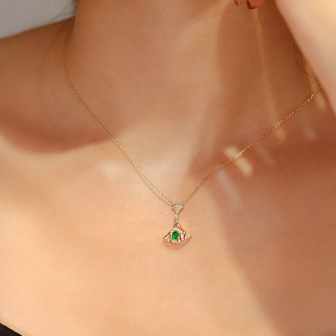 14k Gold 0.20 Ctw Vivid Green Natural Emerald & Diamond Necklace - 4