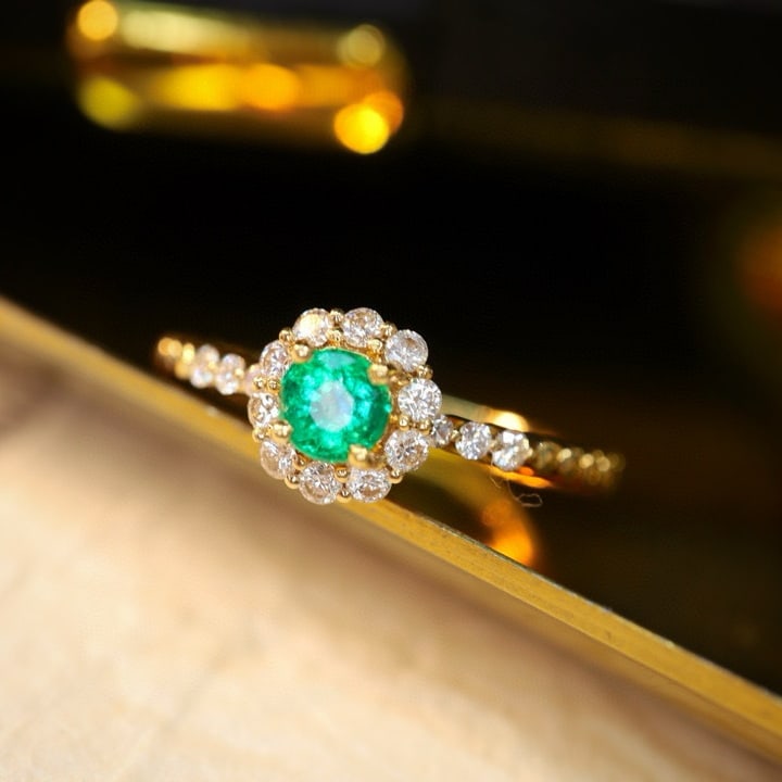 14k Gold 0.25 Ct Vivid Green Natural Emerald & Diamond Ring - 4