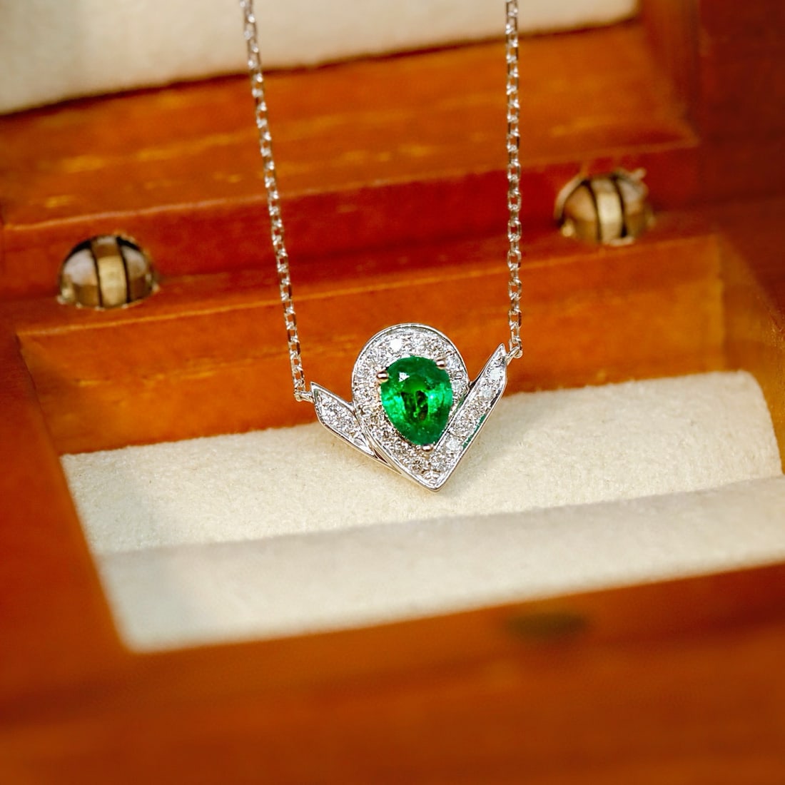 14k Gold 0.4 Ctw Vivid Green Natural Emerald & Diamond Necklace: Ref:230996412 // gold content:14k gold // main gemstone:emerald // shape:pear // carat weight:0. 3ct // color:vivid green // treatment:natural // // adjacent gemstone 2 : diamond // shape:round //