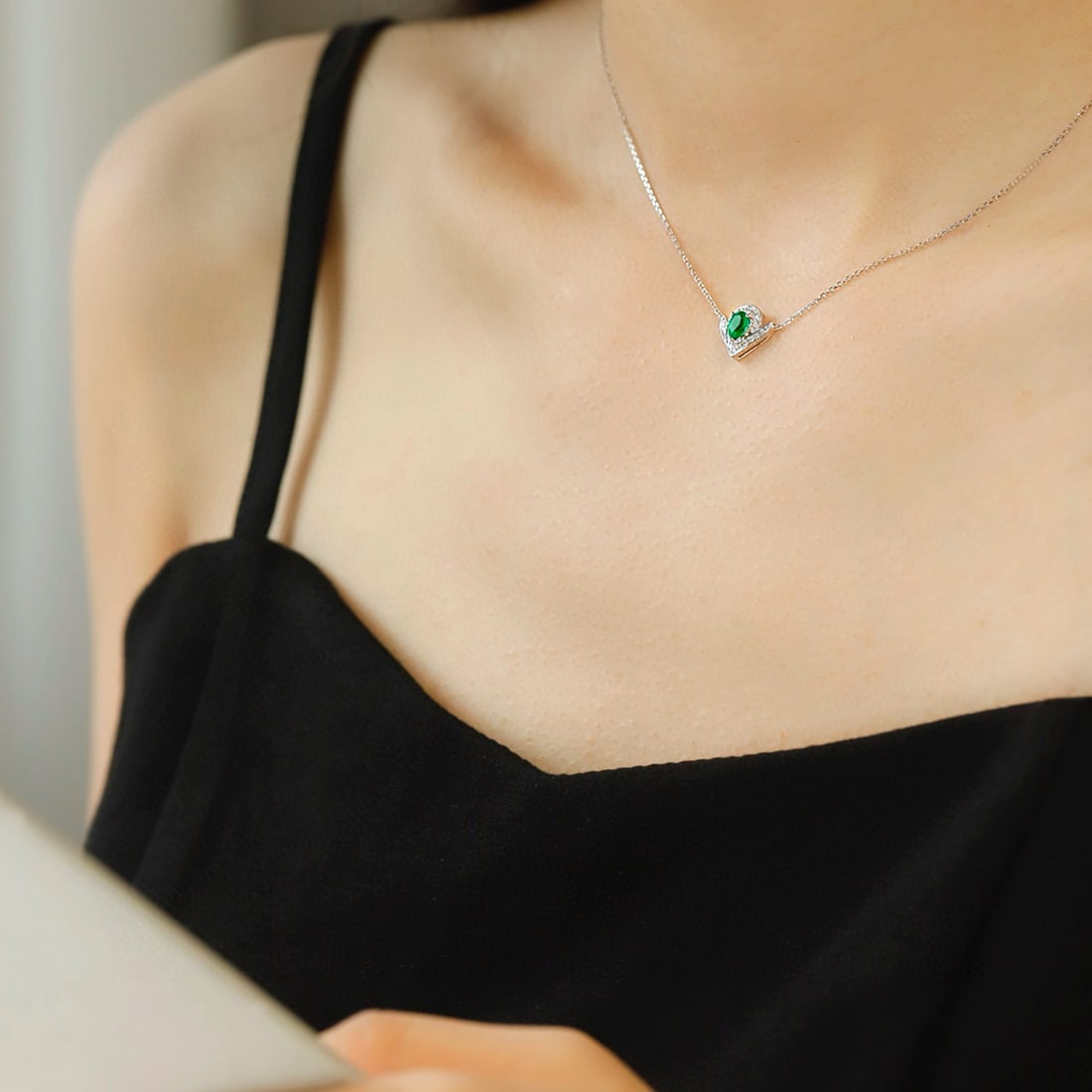 14k Gold 0.4 Ctw Vivid Green Natural Emerald & Diamond Necklace - 3