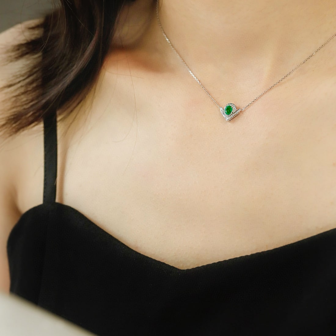 14k Gold 0.4 Ctw Vivid Green Natural Emerald & Diamond Necklace - 4