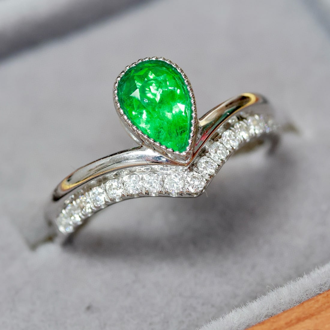 14k Gold 0.75 Ctw Vivid Green Natural Emerald & Diamond Ring: Ref:230996413 // gold content:14k gold // ring size:7. 25us // // main gemstone:emerald // shape:pear // carat weight:0. 58ct // color:vivid green // treatment:natural // // adjacent gemstone 2 : diam