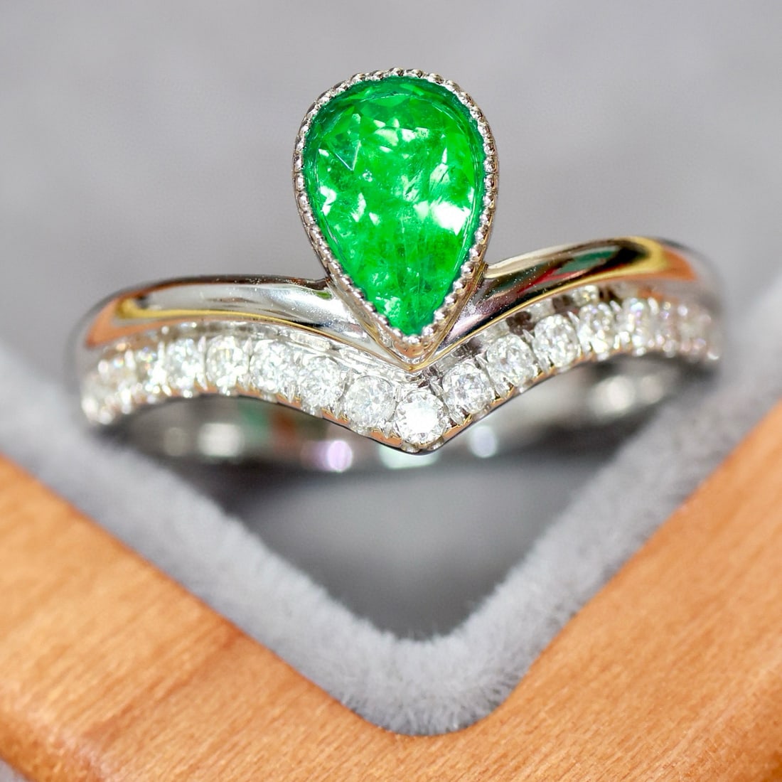 14k Gold 0.75 Ctw Vivid Green Natural Emerald & Diamond Ring - 2