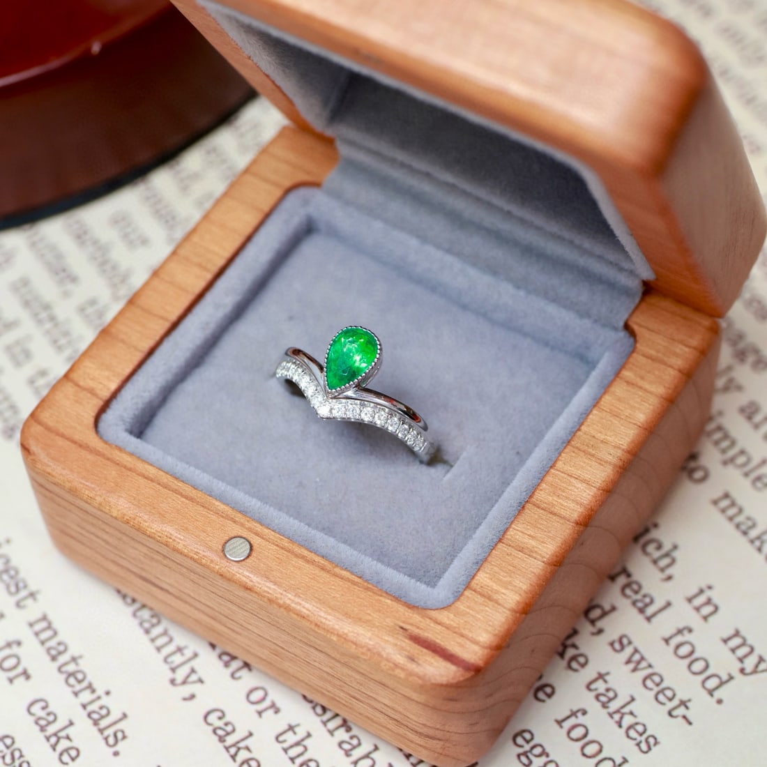 14k Gold 0.75 Ctw Vivid Green Natural Emerald & Diamond Ring - 3