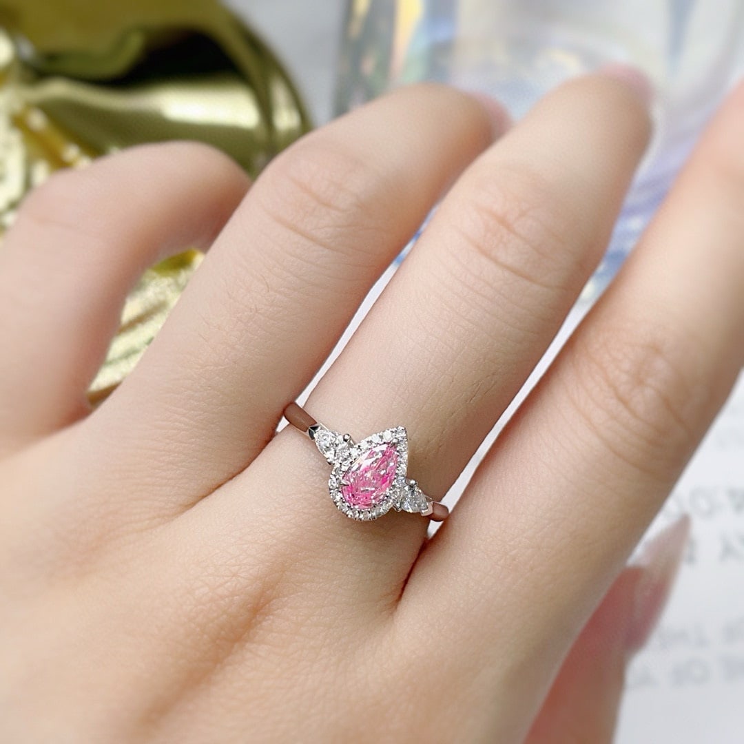 14k Gold 0.82 Ctw Natural Pink Diamond & Diamond Ring: Ref:230996414 // gold content:14k gold // ring size:7. 25us // // main gemstone:pink diamond // shape:pear // carat weight:0. 55ct // color:pink // treatment:natural // // adjacent gemstone 2 :