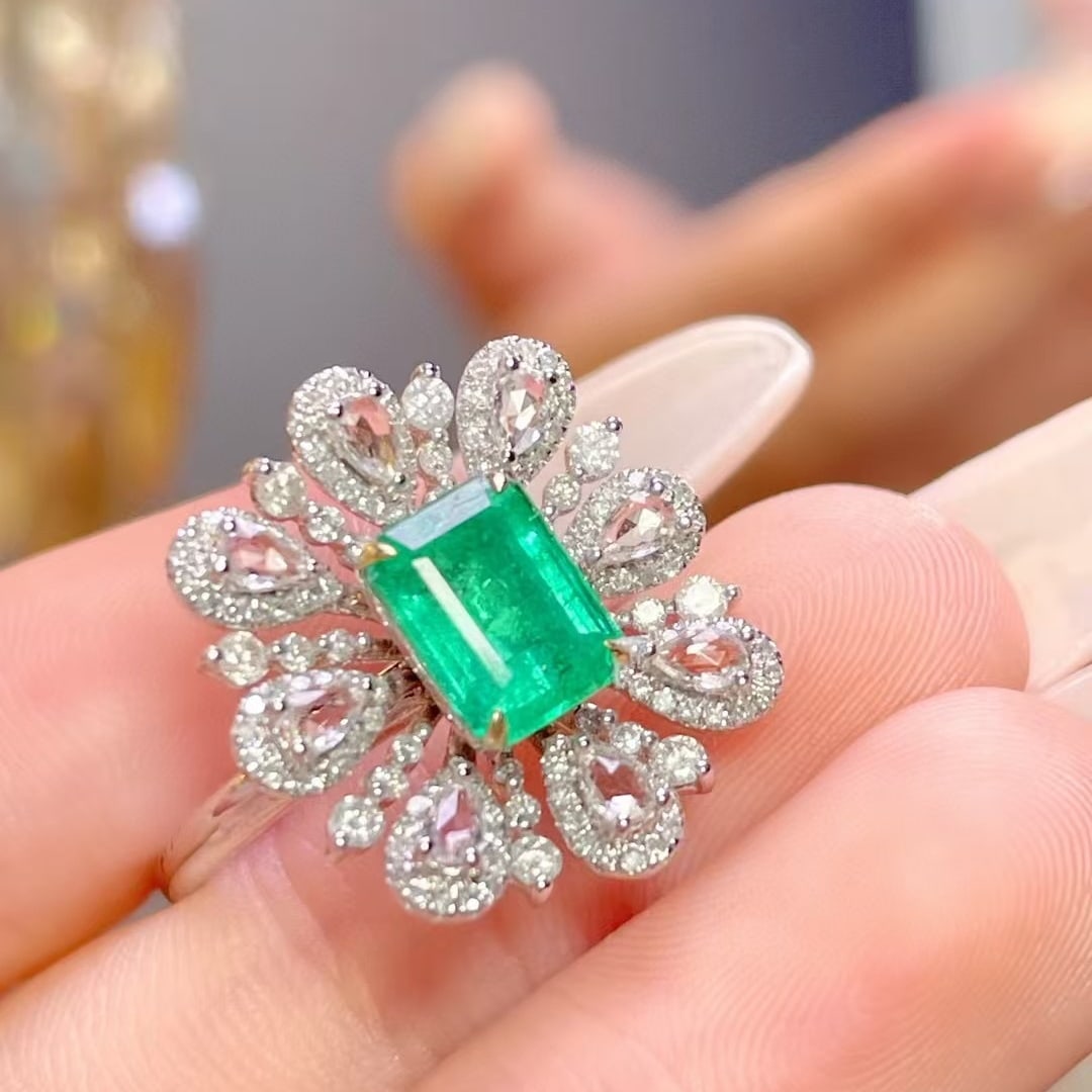 14k Gold 1.3 Ct Vivid Green Natural Emerald & Diamond & Sapphire Ring: Ref:230996418 // gold content:14k gold // ring size:7. 25us // // main gemstone:emerald // shape:octagonal // carat weight:1. 3ct // color:vivid green // treatment:natural // // adjacent gemstone 2 : 