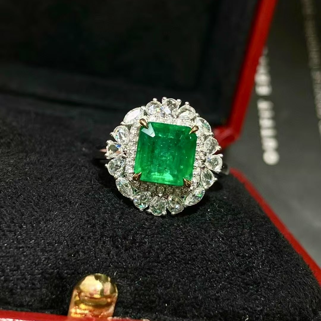 14k Gold 2.60 Ctw Vivid Green Natural Emerald & Diamond Ring - 3