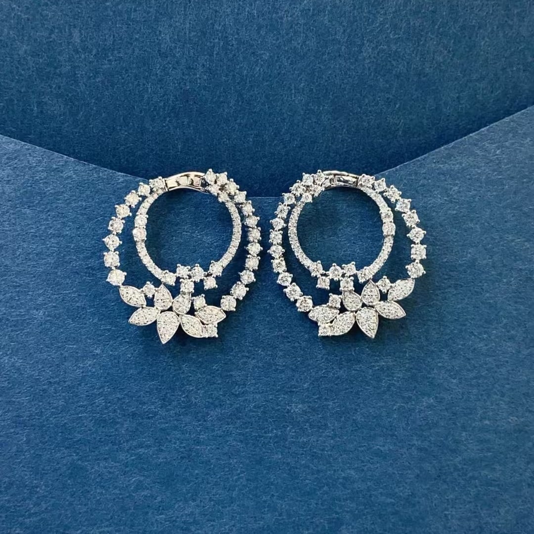 14k Gold 2.7 Ct Natural H Diamond Earrings: Ref:230997006 // gold content:14k gold // main gemstone:diamond // shape:round // carat weight:2. 7ct // clarity grade:vs-si // color:h // treatment:natural // cut grade:g // Condition: New High Estim