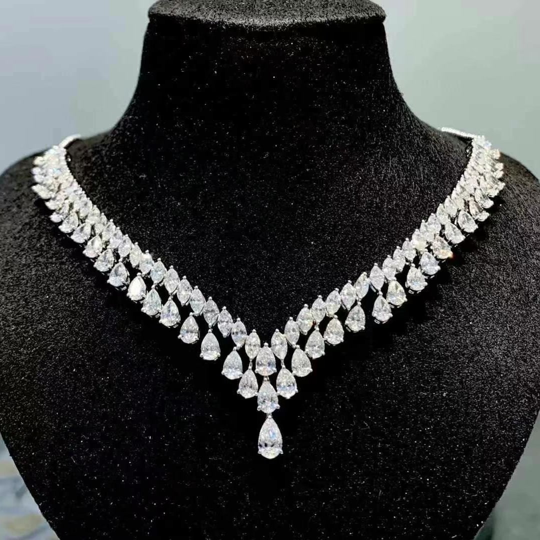 14k Gold 9.85 Ct Natural H Diamond Necklace: Ref:230997017 // gold content:14k gold // main gemstone:diamond // shape:multiply // carat weight:9. 85ct // clarity grade:vs-si // color:h // treatment:natural // Low Estimate: 44000 Condition: New H