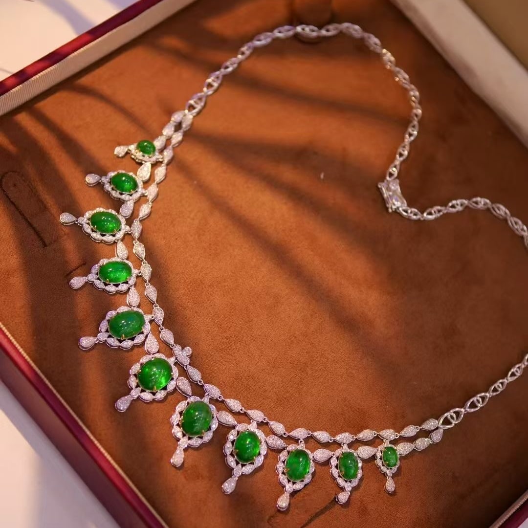 14k Gold 25.1 Ctw Vivid Green Natural Emerald & Diamond Necklace: Ref:230997021 // gold content:14k gold // main gemstone:emerald // shape:oval // carat weight:22. 3ct // color:vivid green // treatment:natural // // adjacent gemstone 2 : diamond // shape:round // ca