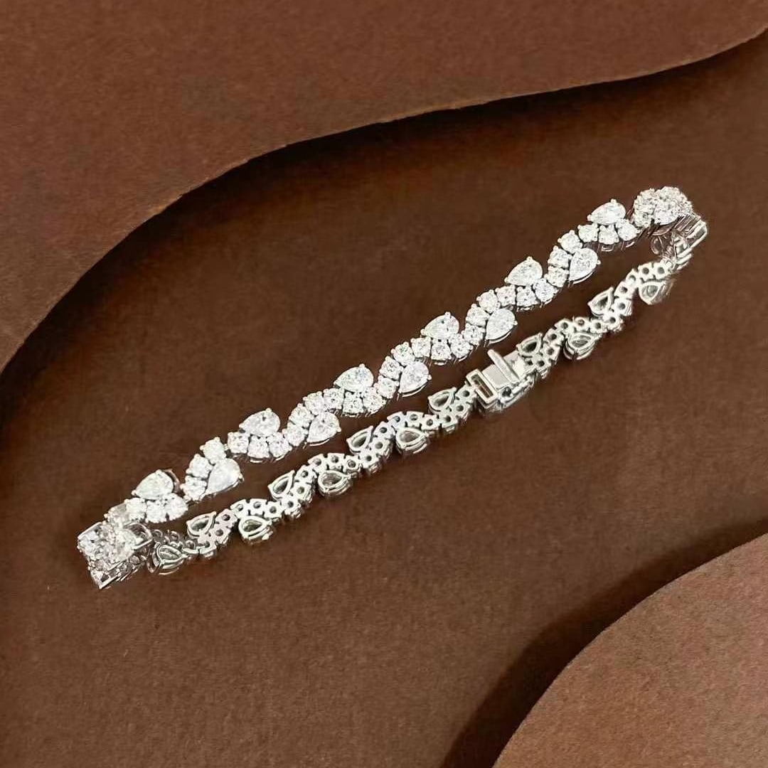 14k Gold 5.1 Ct Natural H Diamond Bracelet: Ref:230997033 // gold content:14k gold // main gemstone:diamond // shape:multiply // carat weight:5. 1ct // clarity grade:vs-si // color:h // treatment:natural // Condition: New High Estimate: 38000