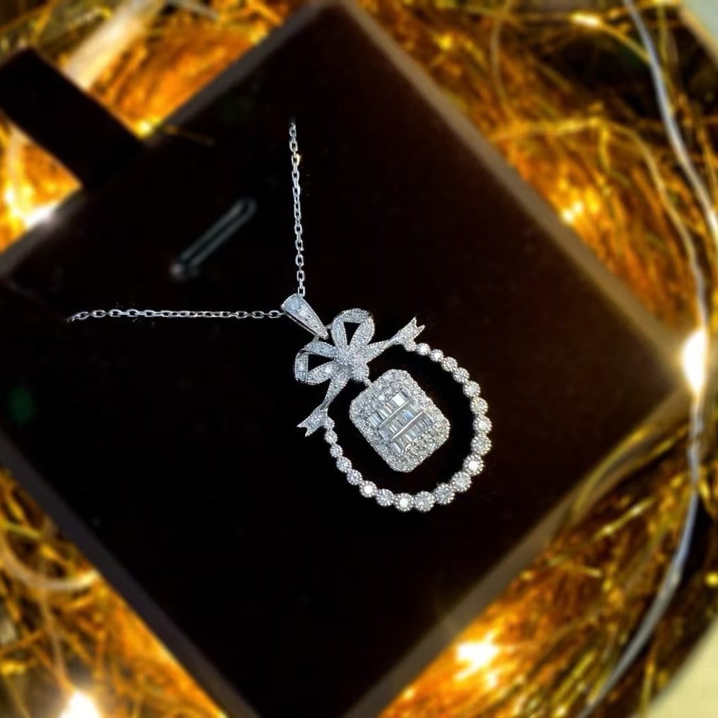 14k Gold 0.7 Ct Natural H Diamond Pendant( Without Chain ): Ref:230997026 // gold content:14k gold // main gemstone:diamond // shape:multiply // carat weight:0. 7ct // clarity grade:vs-si // color:h // treatment:natural // Low Estimate: 2400 Condition: New