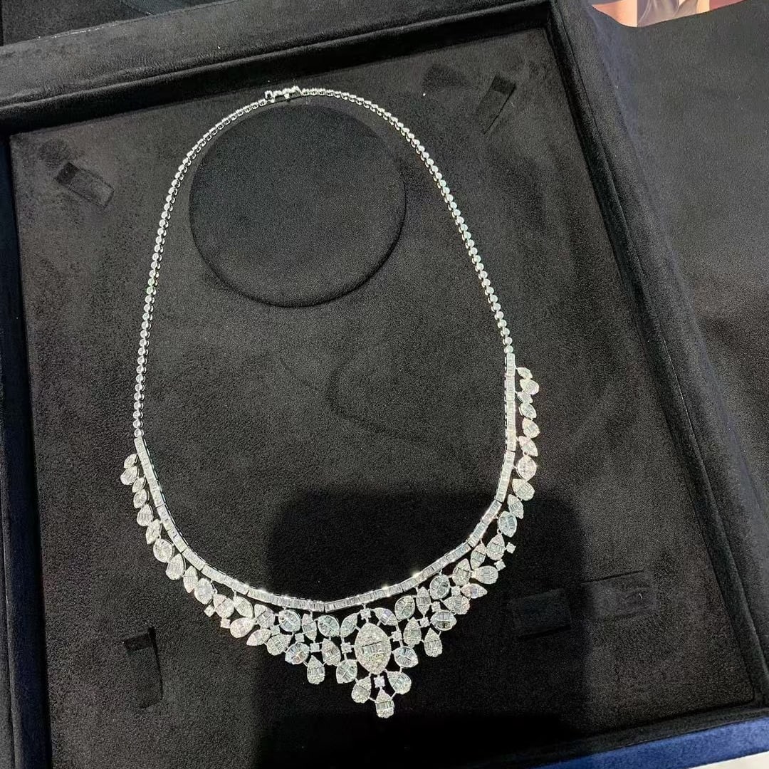 14k Gold 7.3 Ct Natural H Diamond Necklace: Ref:230997045 // gold content:14k gold // main gemstone:diamond // shape:multiply // carat weight:7. 3ct // clarity grade:vs-si // color:h // treatment:natural // Low Estimate: 28000 Condition: New