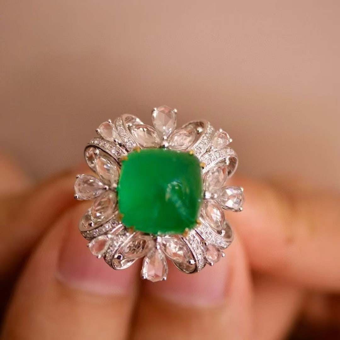 14k Gold 6.8 Ct Vivid Green Natural Emerald & Diamond Ring: Ref:230997048 // gold content:14k gold // ring size:7. 25us // // main gemstone:emerald // shape:suger-loaf // carat weight:6. 8ct // color:vivid green // treatment:natural // // adjacent gemstone 2