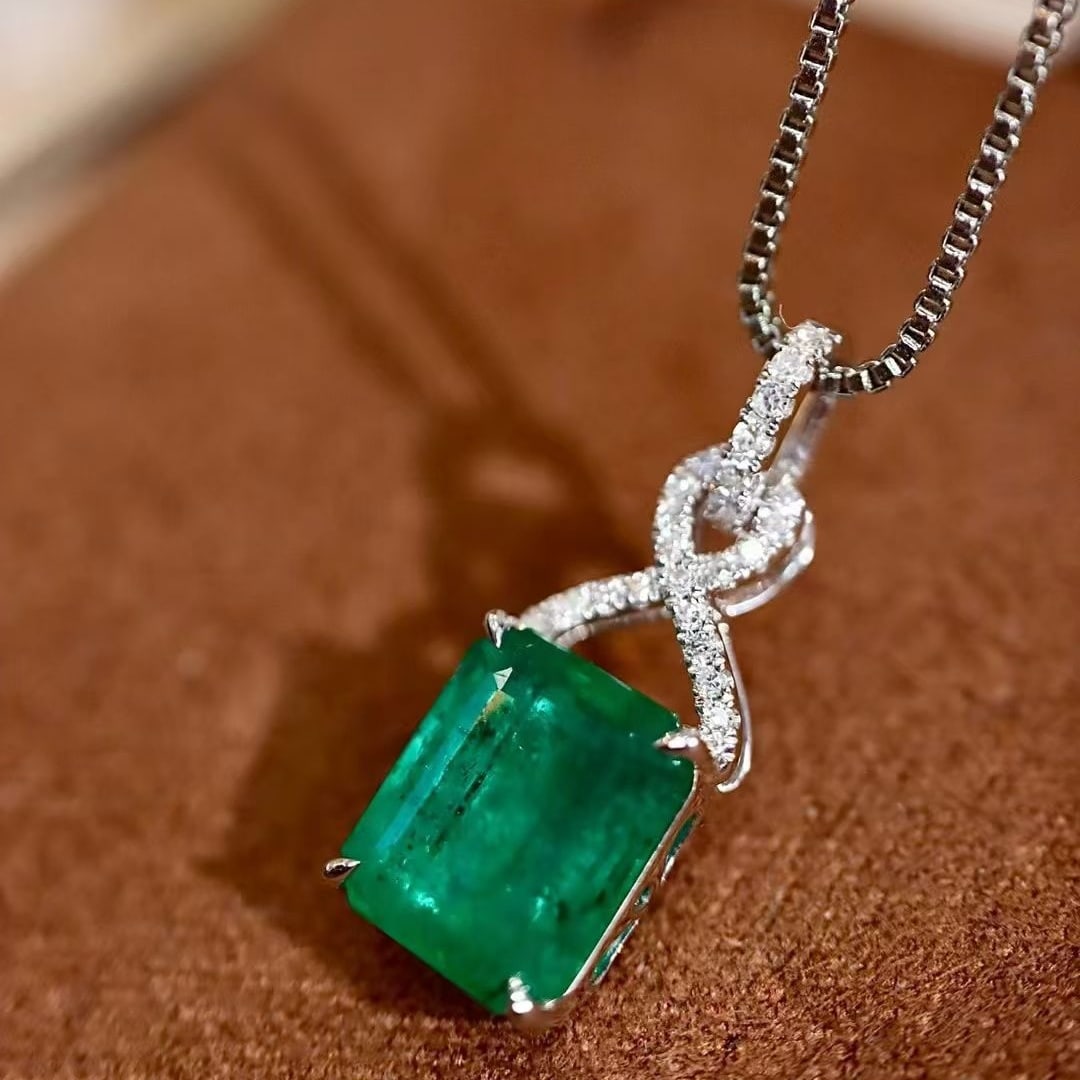 14k Gold 2.63 Ctw Natural Emerald & Diamond Pendant( Without Chain ): Ref:230997068 // gold content:14k gold // main gemstone:emerald // shape:octagonal // carat weight:2. 56ct // color:green // treatment:natural // // adjacent gemstone 2 : diamond // shape:round //