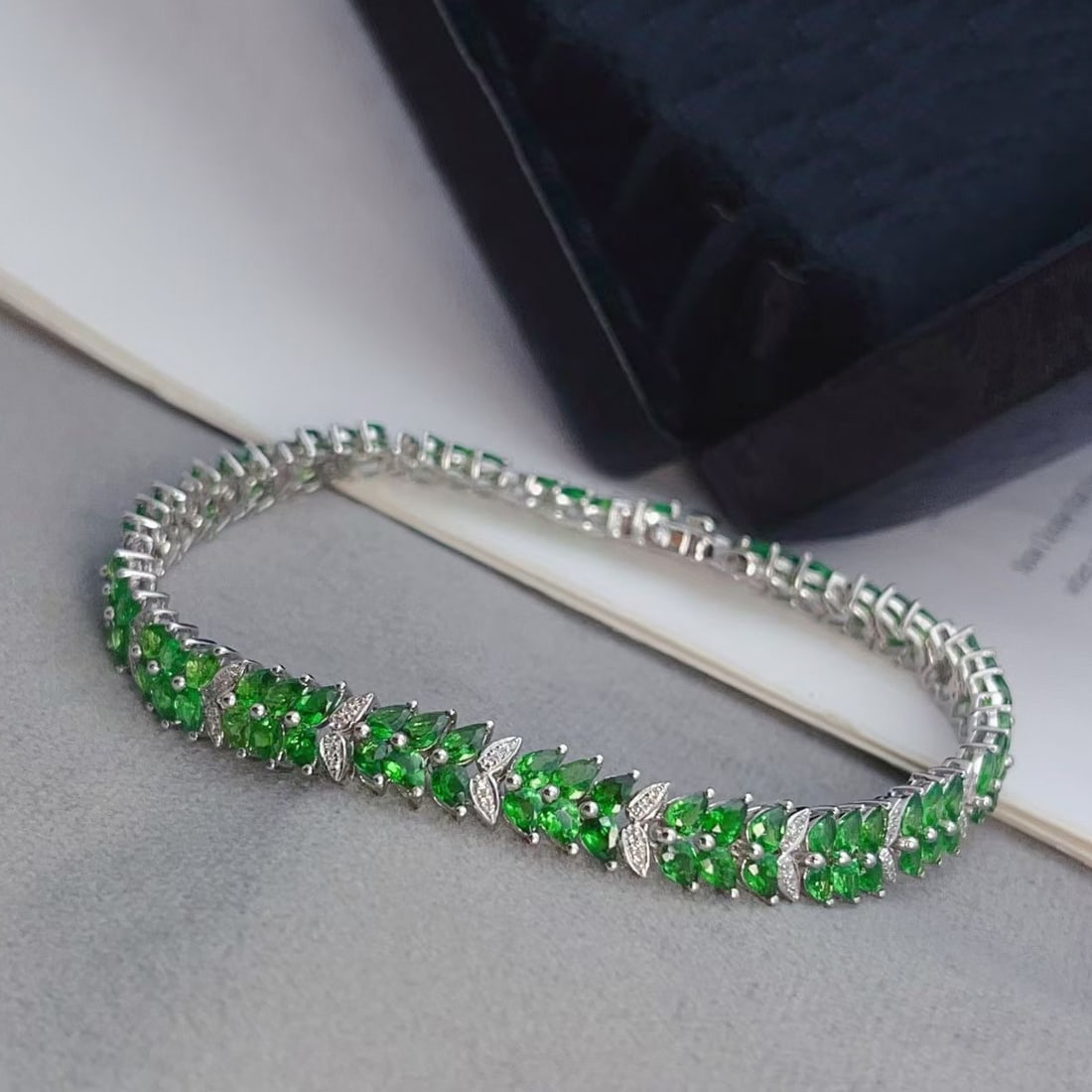 14k Gold 12.35 Ct Vivid Green Natural Tsavorite & Diamond Bracelet: Ref:230997072 // gold content:14k gold // main gemstone:tsavorite // shape:pear // carat weight:12. 35ct // color:vivid green // treatment:natural // // adjacent gemstone 2 : diamond // number of
