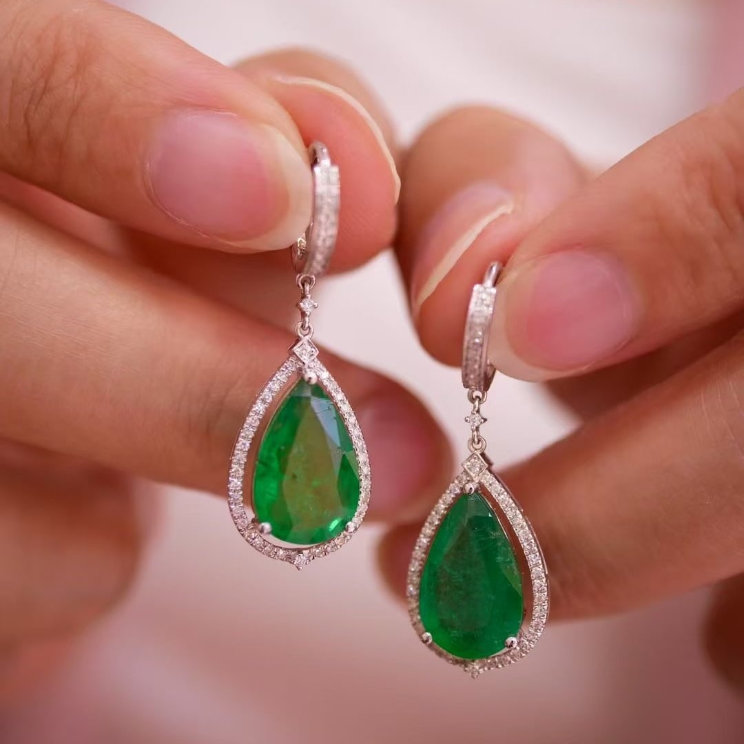 14k Gold 5 Ct Vivid Green Natural Emerald & Diamond Earrings: Ref:230997081 // gold content:14k gold // main gemstone:emerald // shape:pear // carat weight:5ct // color:vivid green // treatment:natural // // adjacent gemstone 2 : diamond // shape:round // clarit