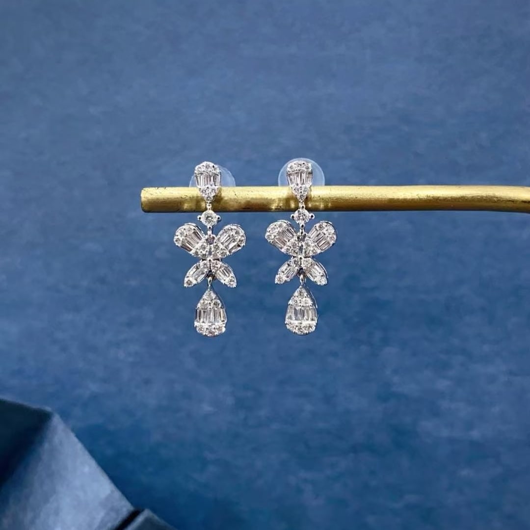 14k Gold 0.45 Ct Natural H Diamond Earrings: Ref:230997093 // gold content:14k gold // main gemstone:diamond // shape:multiply // carat weight:0. 45ct // clarity grade:vs-si // color:h // treatment:natural // Low Estimate: 2600 Condition: New