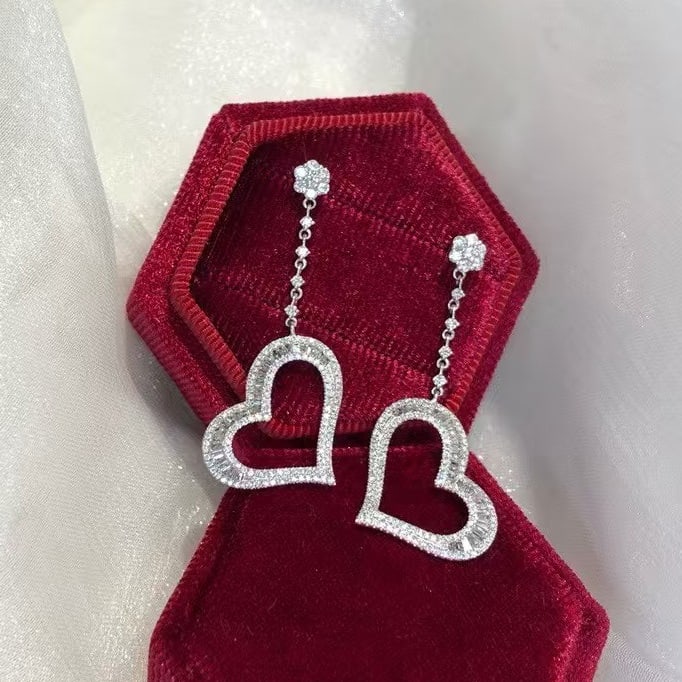 14k Gold 1.32 Ct Natural H Diamond Earrings: Ref:230997103 // gold content:14k gold // main gemstone:diamond // shape:multiply // carat weight:1. 32ct // clarity grade:vs-si // color:h // treatment:natural // Low Estimate: 3700 Condition: New