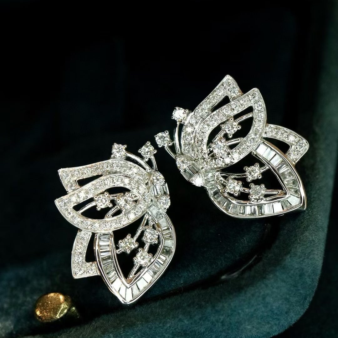 14k Gold 0.65 Ct Natural H Diamond Earrings: Ref:230997114 // gold content:14k gold // main gemstone:diamond // shape:multiply // carat weight:0. 65ct // clarity grade:vs-si // color:h // treatment:natural // High Estimate: 4300 Condition: New