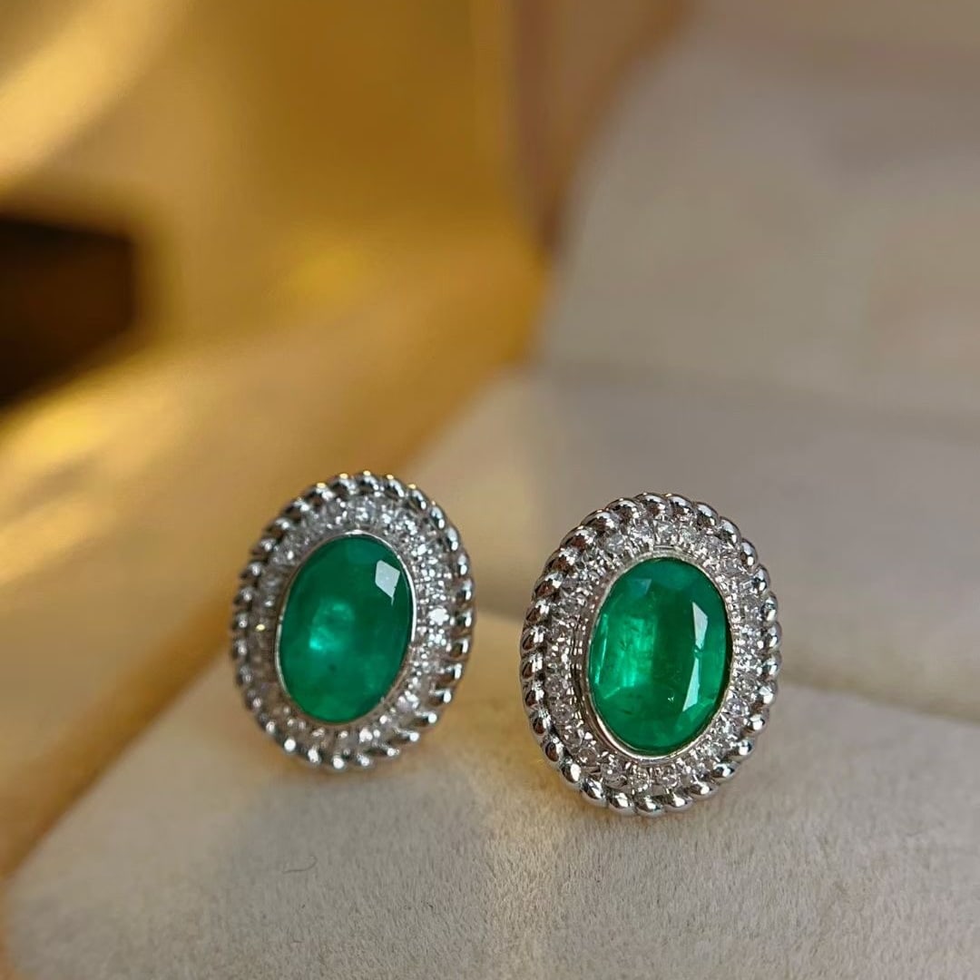 14k Gold 1 Ct Natural Emerald & Diamond Earrings: Ref:230997125 // gold content:14k gold // main gemstone:emerald // shape:oval // carat weight:1ct // color:green // treatment:natural // // adjacent gemstone 2 : diamond // number of stones:52 // shap
