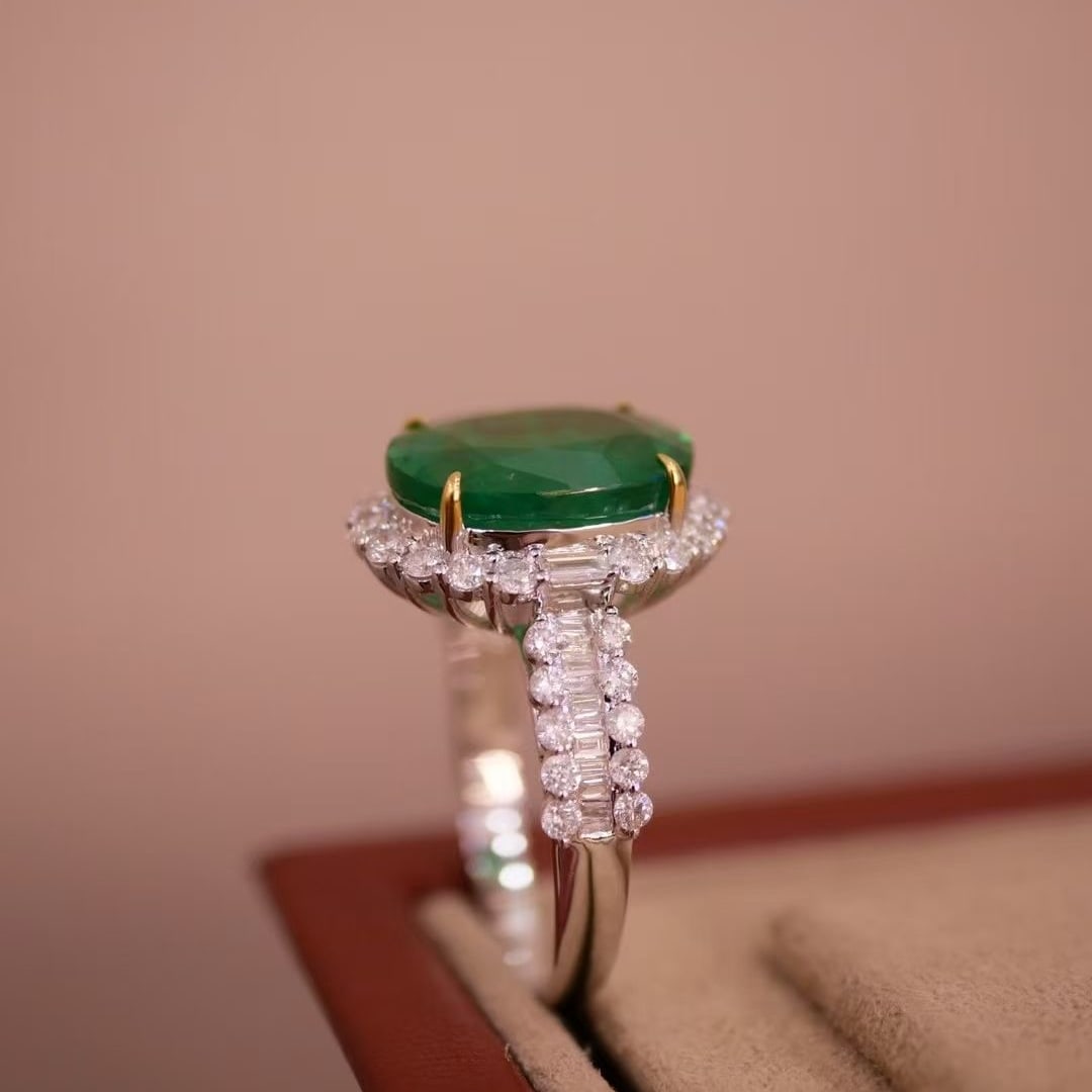 14k Gold 4.61 Ct Vivid Green Natural Emerald & Diamond Ring - 3