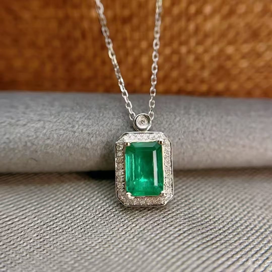 14k Gold 1 Ct Vivid Green Natural Emerald & Diamond Necklace: Ref:230997152 // gold content:14k gold // main gemstone:emerald // shape:octagonal // carat weight:1ct // color:vivid green // treatment:natural // // adjacent gemstone 2 : diamond // number of