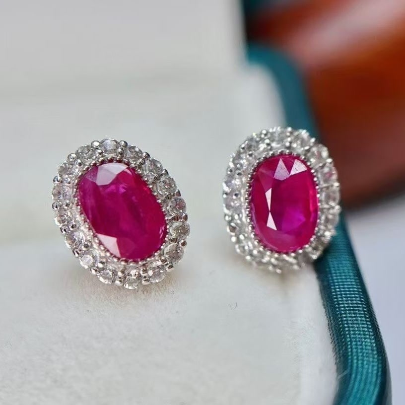 14k Gold 2.05 Ct Natural Ruby & Sapphire Earrings: Ref:230997146 // gold content:14k gold // main gemstone:ruby // shape:oval // carat weight:2. 05ct // color:red // treatment:natural // // adjacent gemstone 2 : sapphire // number of stones:32 //