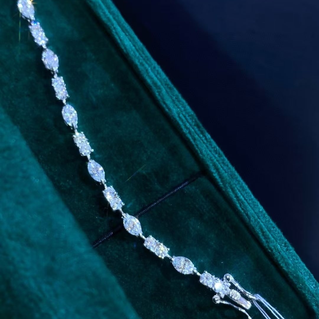 14k Gold 5.05 Ct Natural H Diamond Bracelet: Ref:230997167 // gold content:14k gold // main gemstone:diamond // shape:multiply // carat weight:5. 05ct // clarity grade:vs-si // color:h // treatment:natural // Low Estimate: 40000 Condition: New
