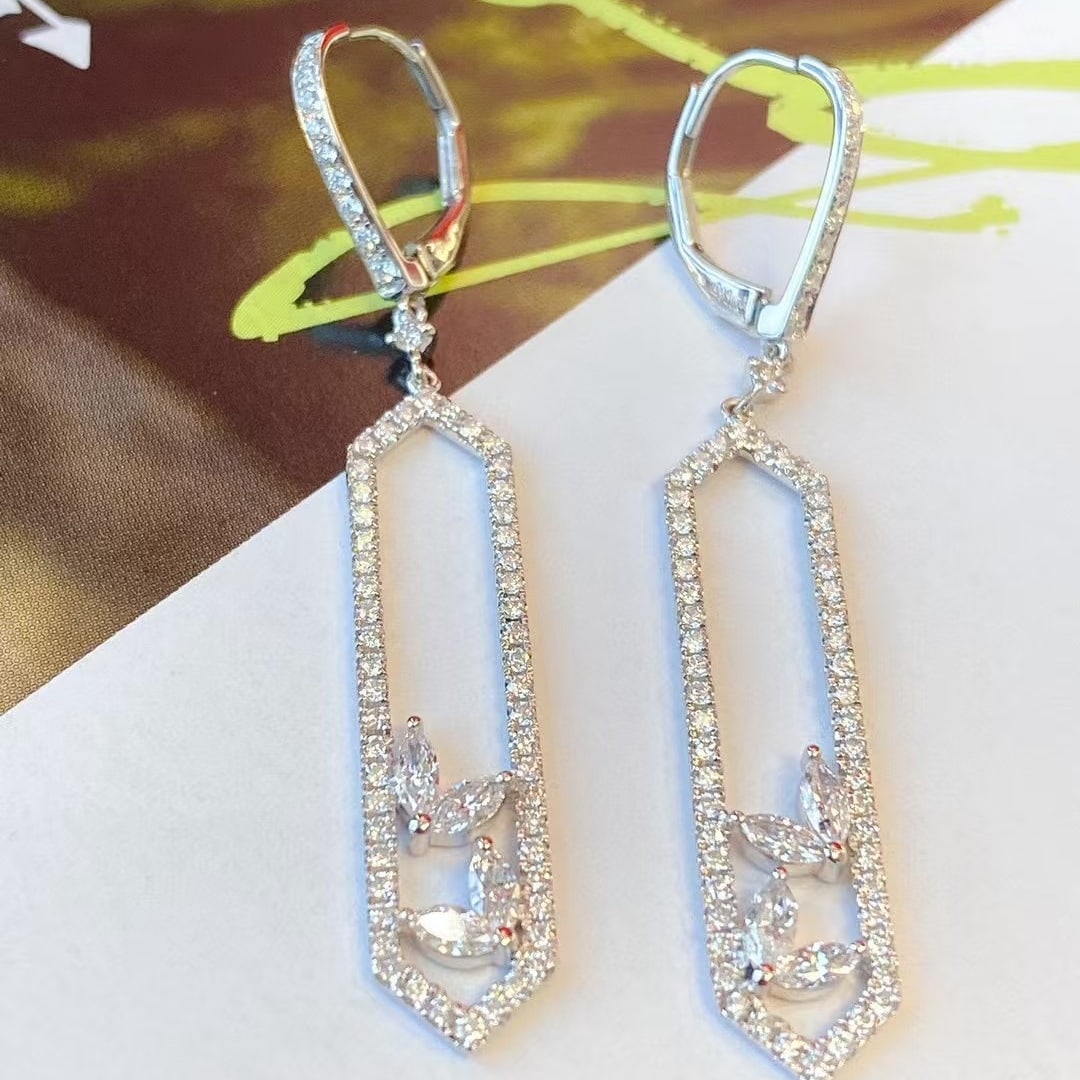 14k Gold 1.16 Ct Natural H Diamond Earrings: Ref:230997170 // gold content:14k gold // main gemstone:diamond // shape:multiply // carat weight:1. 16ct // clarity grade:vs-si // color:h // treatment:natural // Condition: New High Estimate: 5000