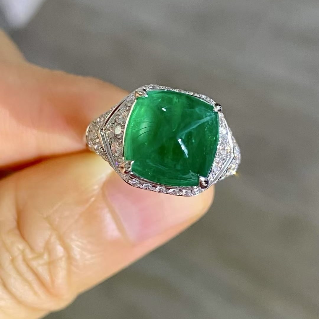 14k Gold 6.35 Ctw Vivid Green Natural Emerald & Diamond Ring: Ref:230997194 // gold content:14k gold // ring size:7. 25us // // main gemstone:emerald // shape:suger-loaf // carat weight:5. 26ct // color:vivid green // treatment:natural // // adjacent gemstone 2